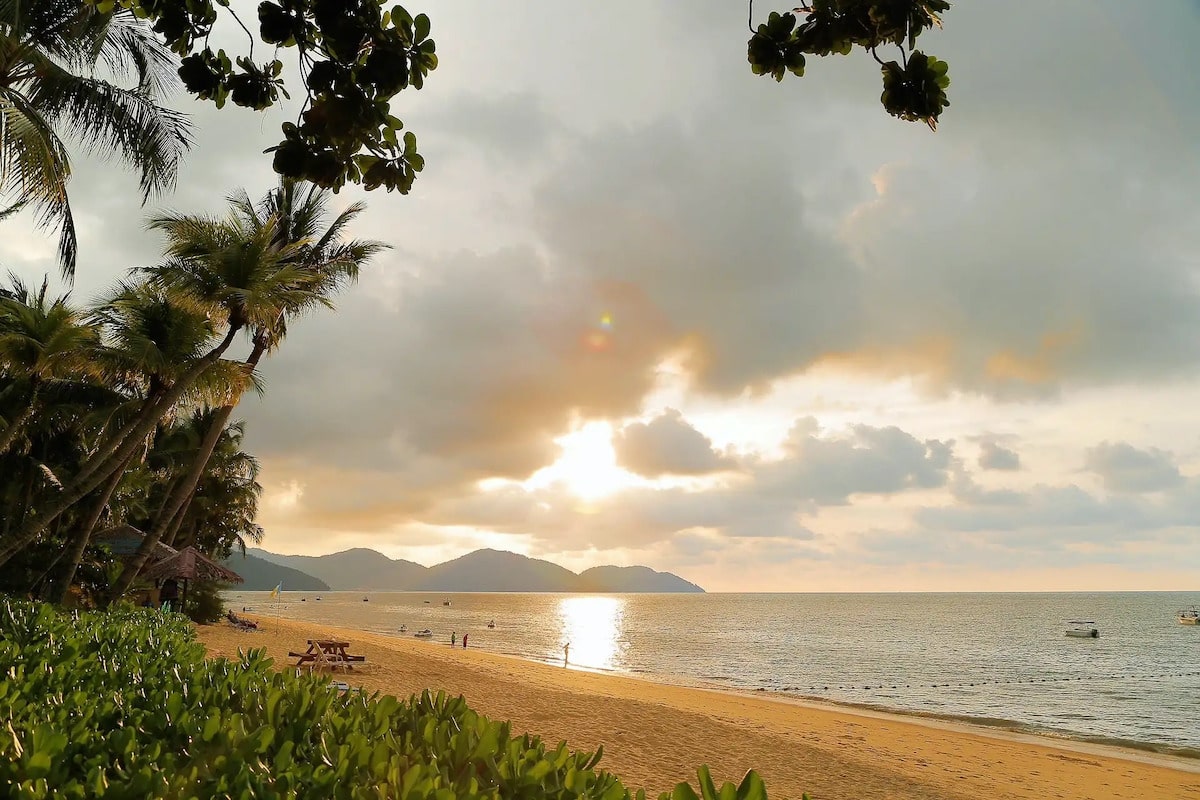 Batu Ferringhi Beach (Pantai Batu Ferringhi)