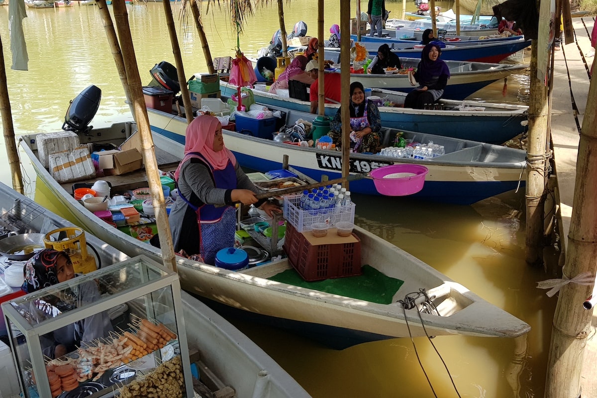 Pasar Terapung Pulau Suri (Suri Island Floating Market)