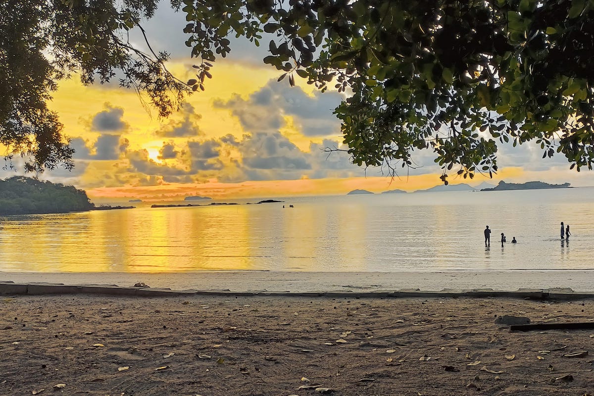 Teluk Gorek Beach (Pantai Teluk Gorek), Endau